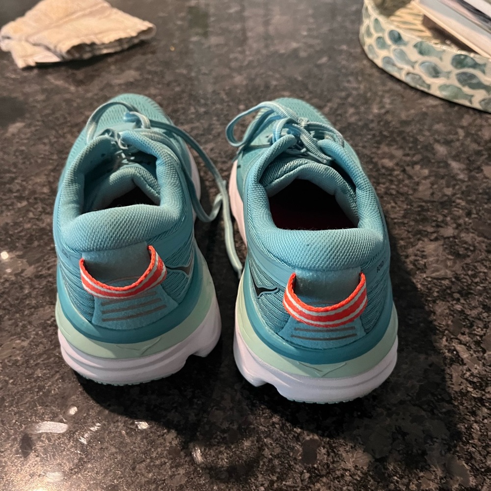 Size 7 Hoka Bondi 7. Only worn one time.